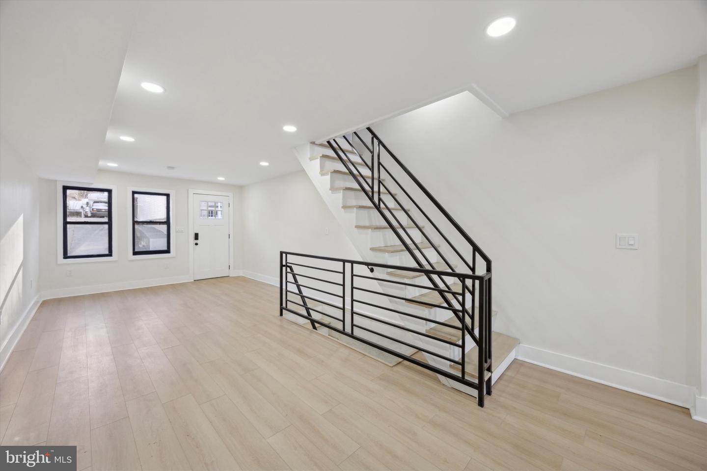 53 E Sharpnack St Property Photo 5