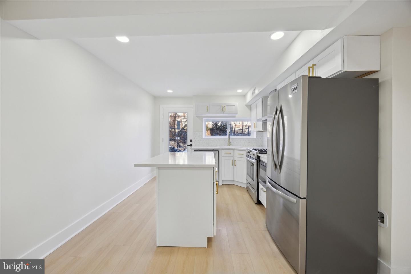 53 E Sharpnack St Property Photo 6