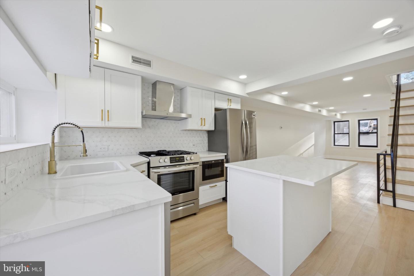 53 E Sharpnack St Property Photo 7