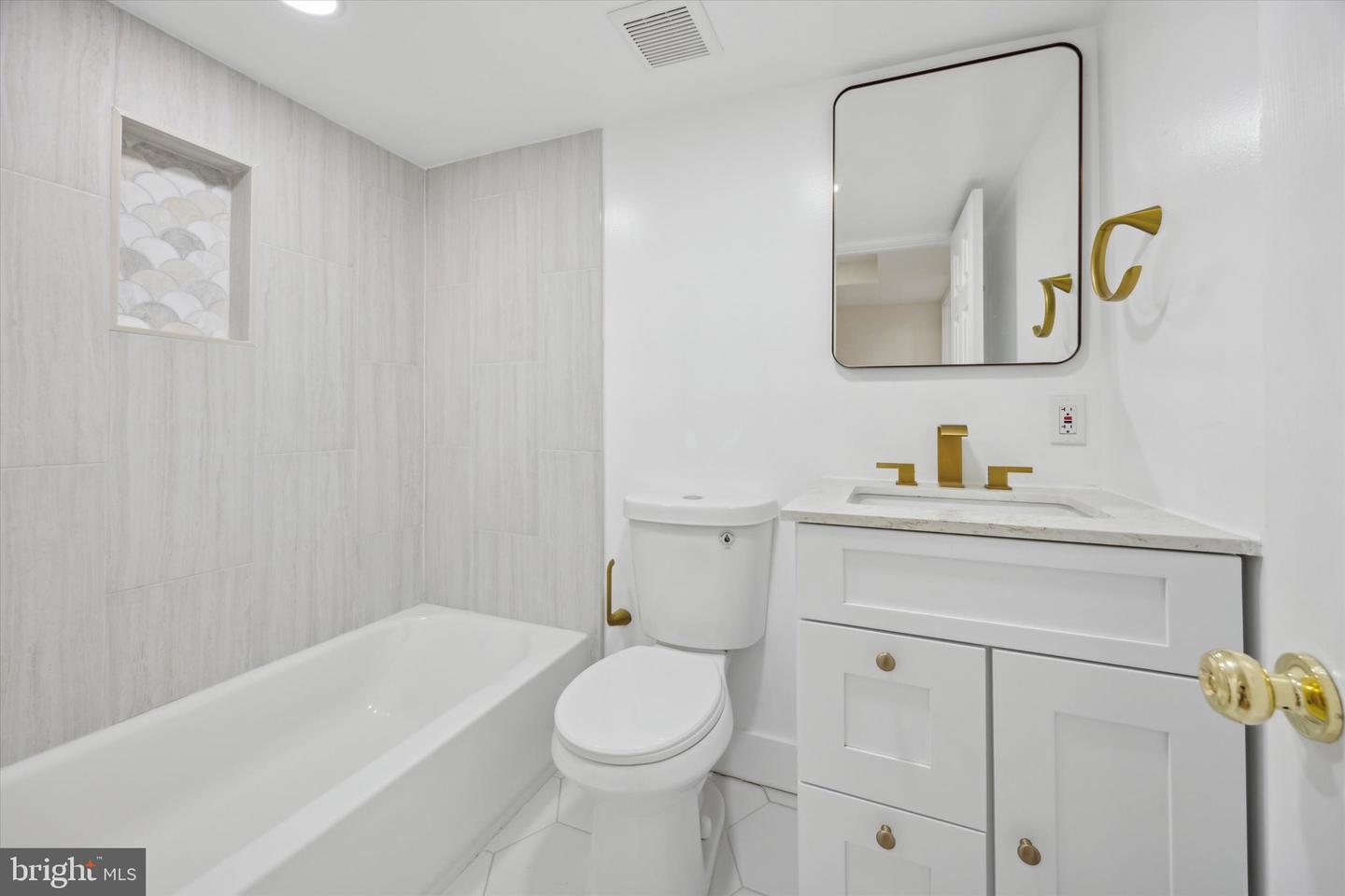 53 E Sharpnack St Property Photo 9