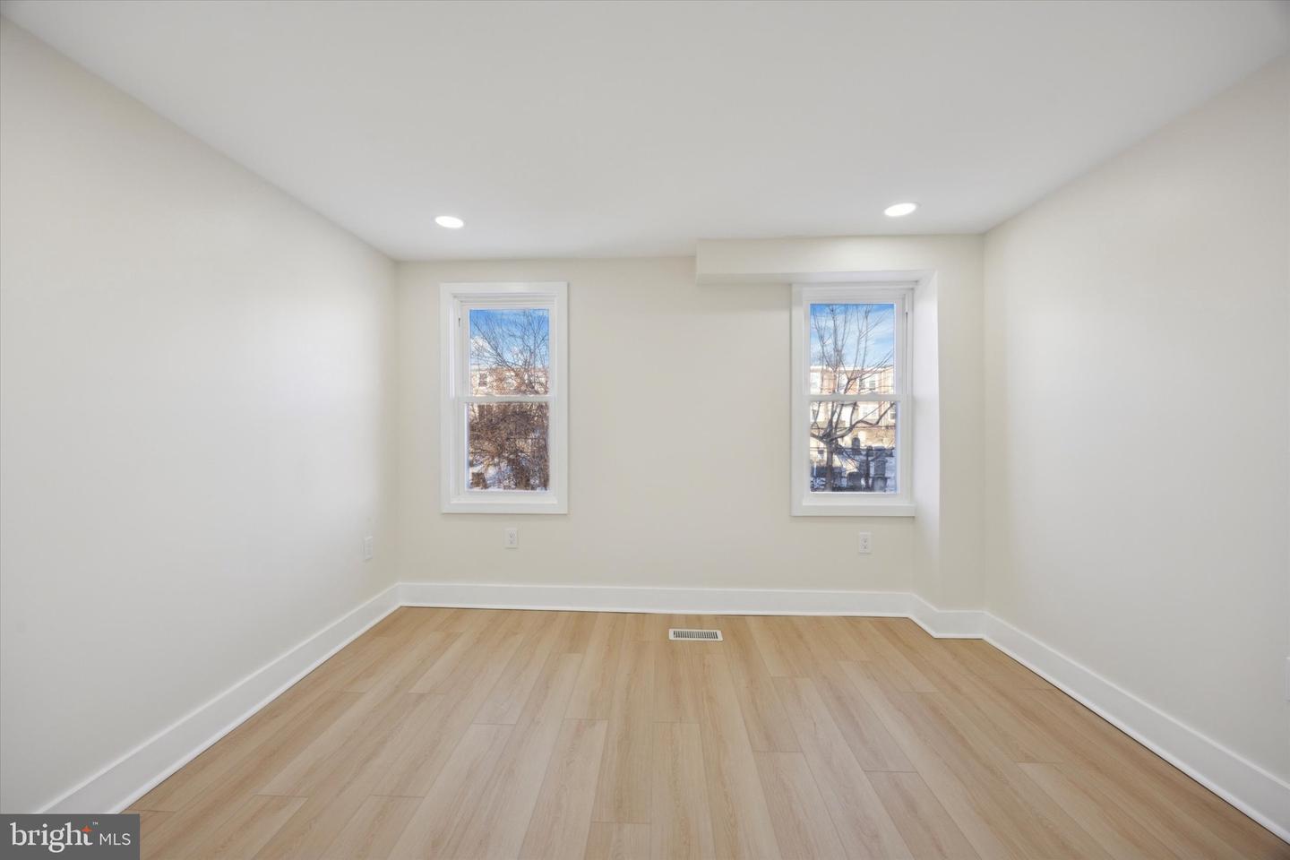 53 E Sharpnack St Property Photo 12