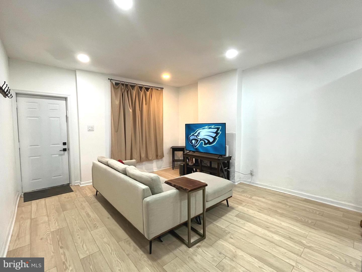 2137 N Dover St Property Photo 6