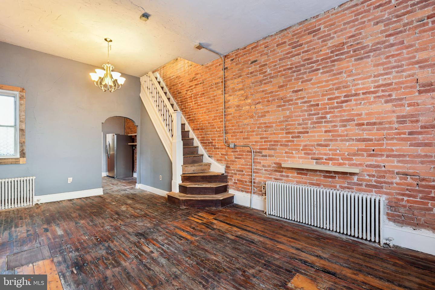 1810 SIGEL ST Property Photo 1