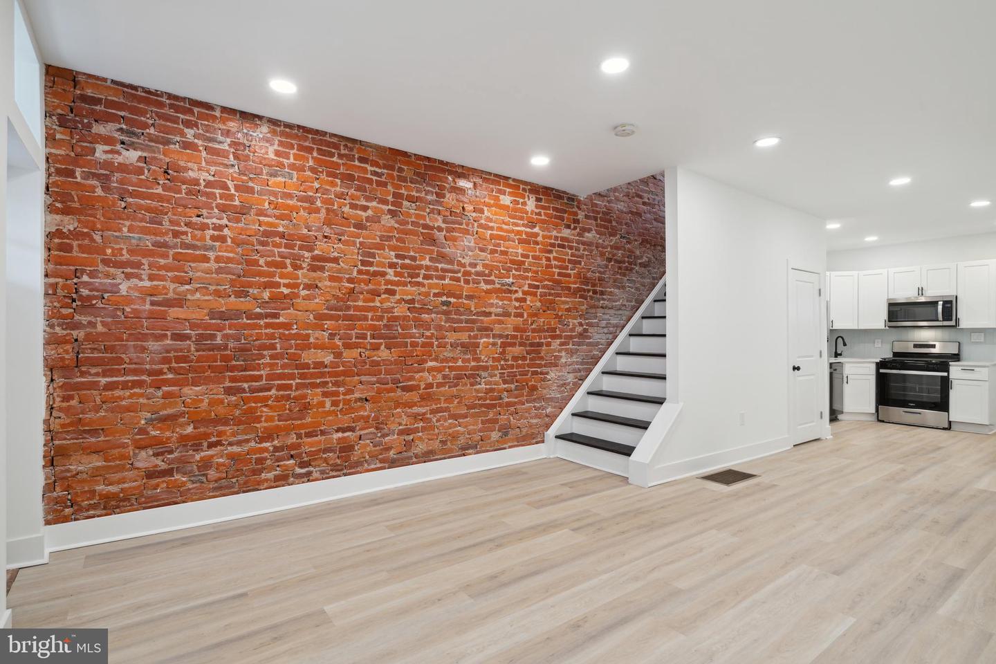 1672 N Wilton St Property Photo 4