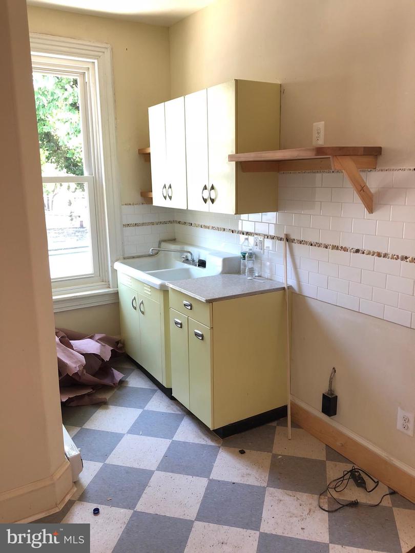 114 W Apsley St #2r Property Photo 1