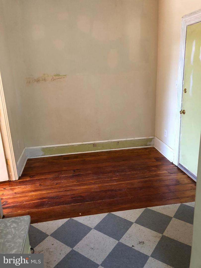 114 W Apsley St #2r Property Photo 3