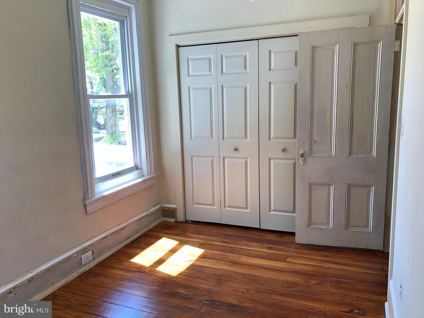 114 W Apsley St #2r Property Photo 4