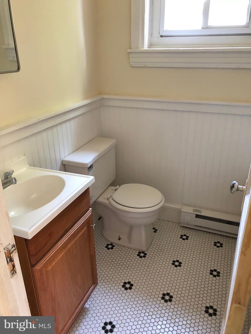 114 W Apsley St #2r Property Photo 6