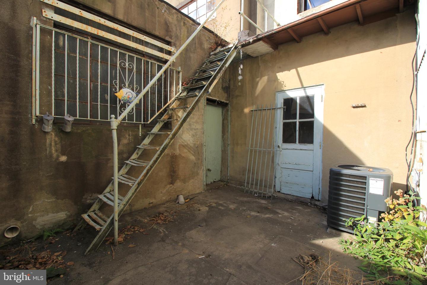 2706 E Monmouth St Property Photo 6