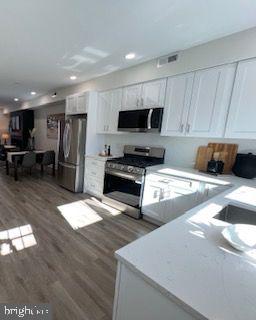 2410 W Oakdale St Property Photo 17