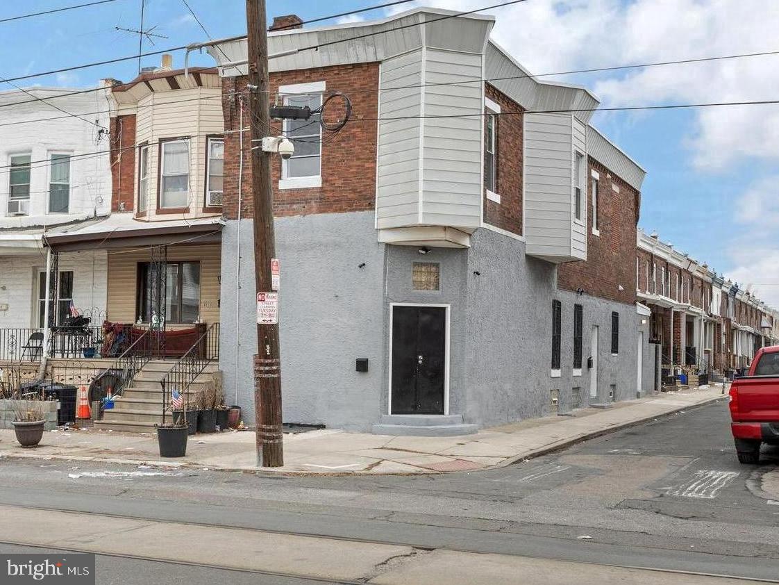 6037 Elmwood Ave Property Photo