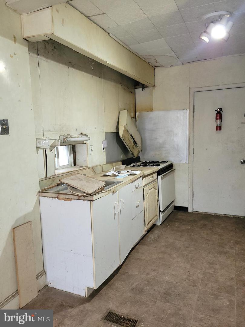 5314 Glenmore Ave Property Photo 9