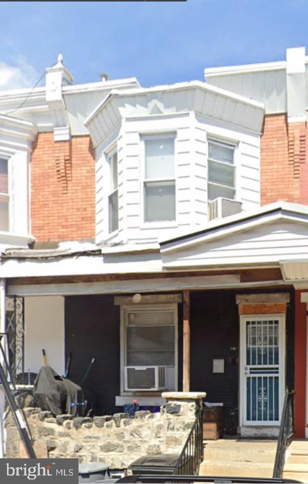 1461 N Hobart St Property Photo