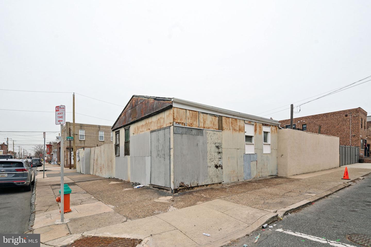 2721 E WESTMORELAND ST Property Photo 1
