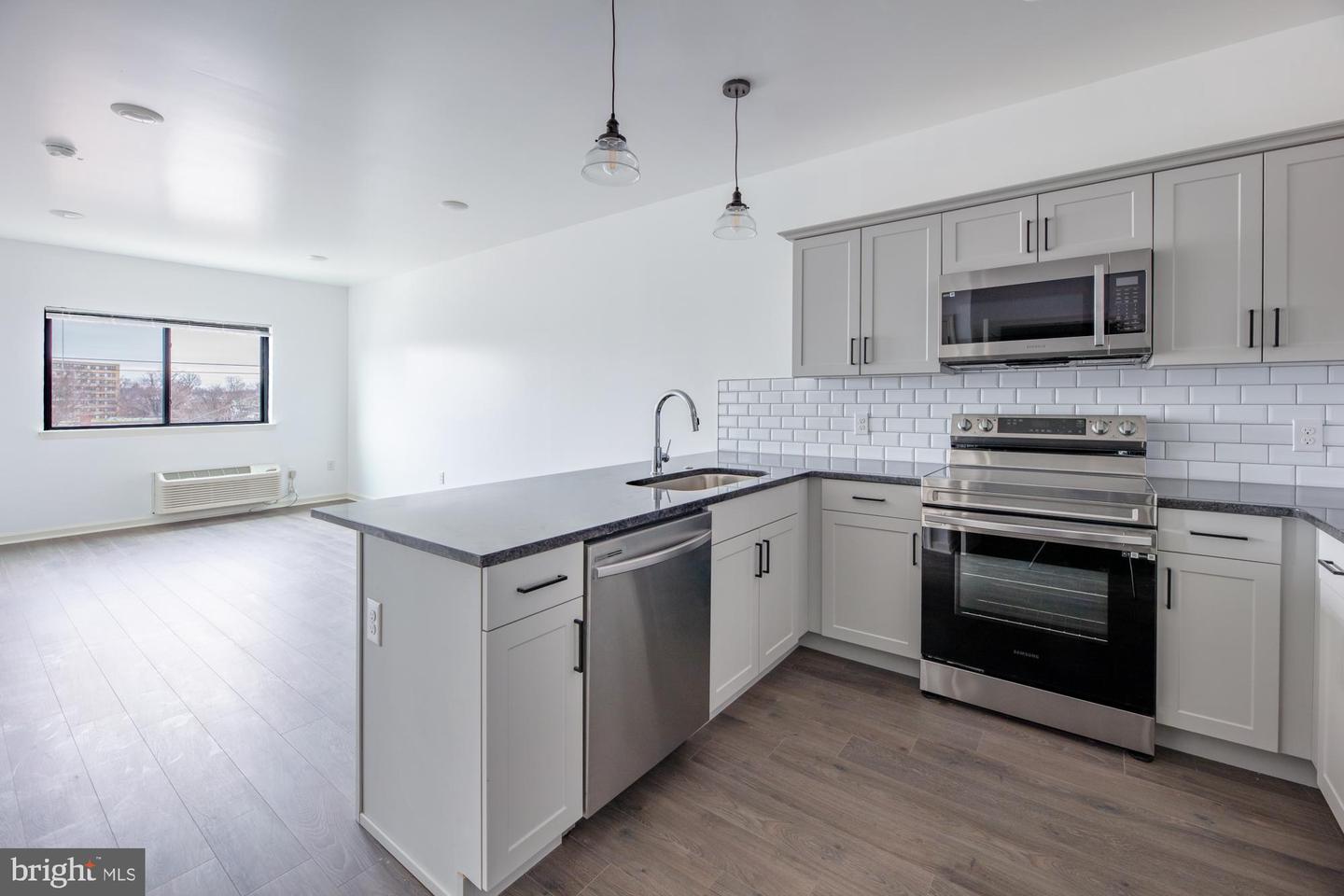370 W Johnson St #a403 Property Photo