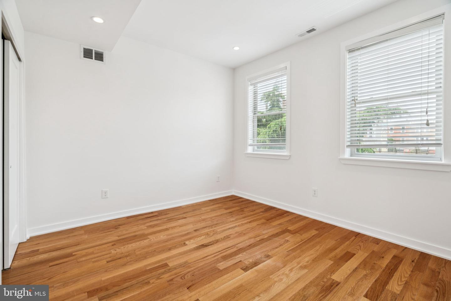 2721 Cambridge St Property Photo 12