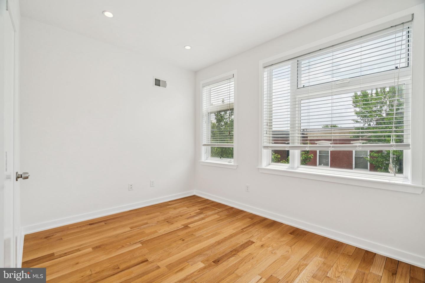 2721 Cambridge St Property Photo 19
