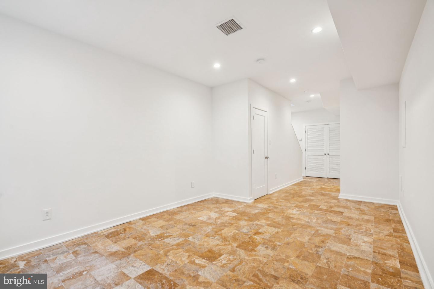 2721 Cambridge St Property Photo 35