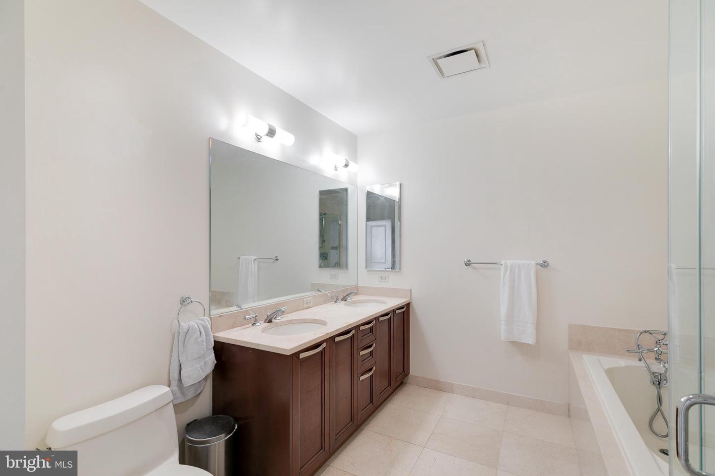 50 S 16th St #4208 Property Photo 17