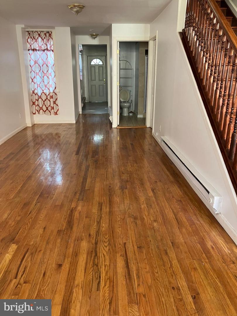 1920 Fontain St Property Photo 4