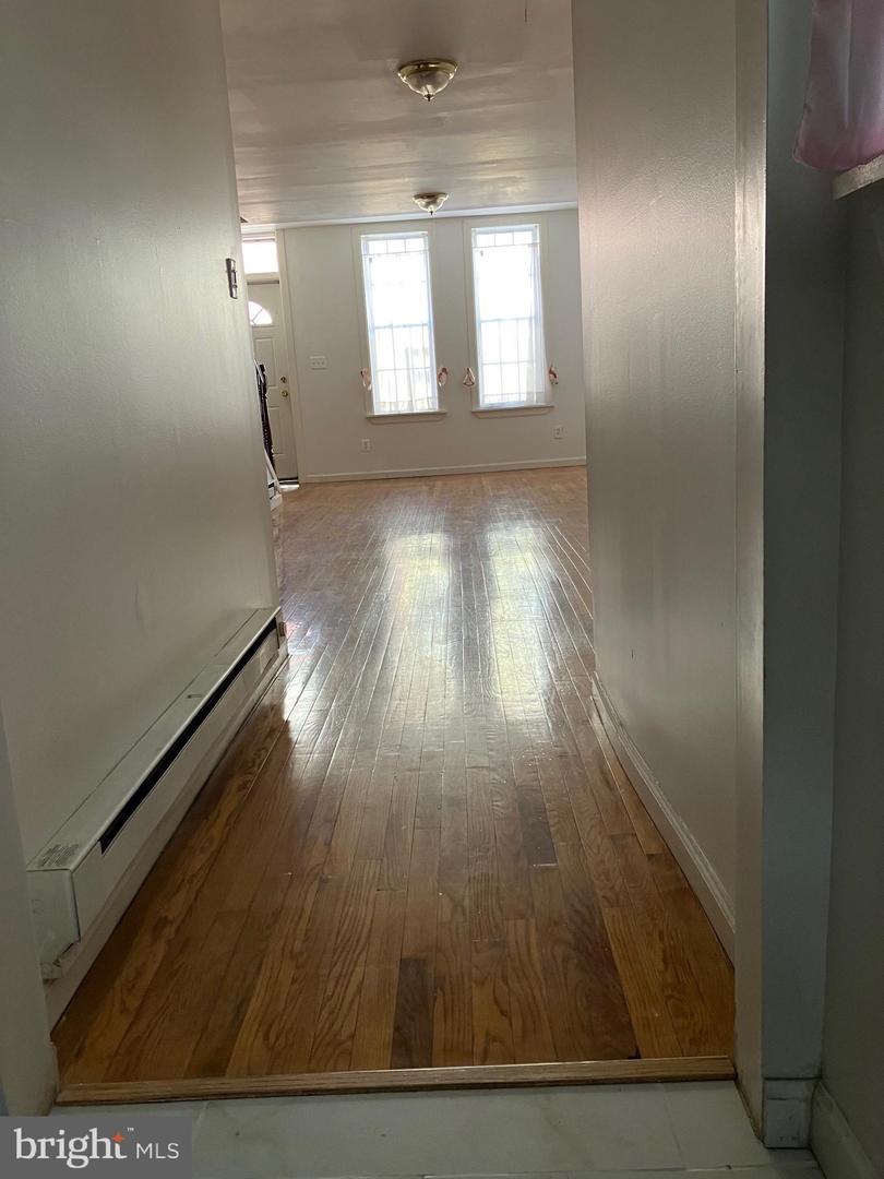 1920 Fontain St Property Photo 5