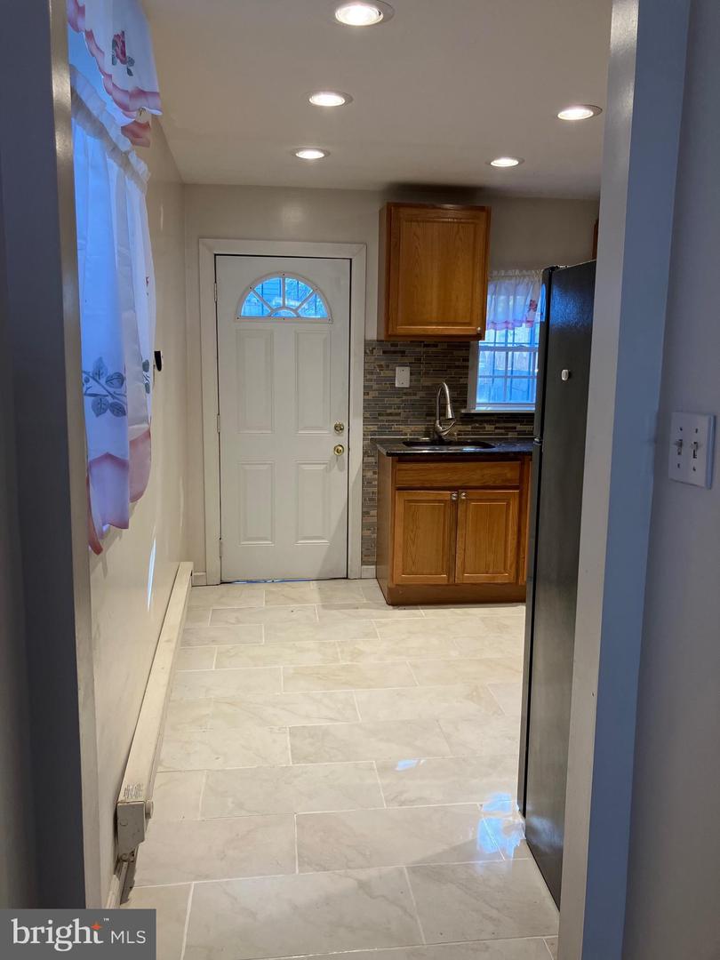 1920 Fontain St Property Photo 6