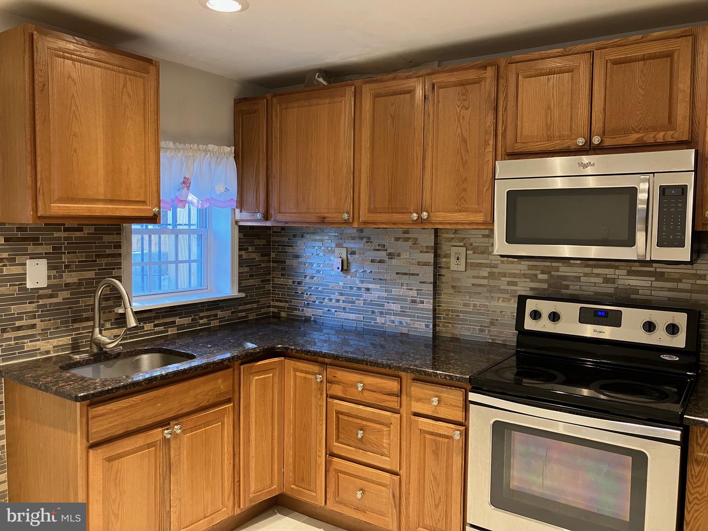 1920 Fontain St Property Photo 8