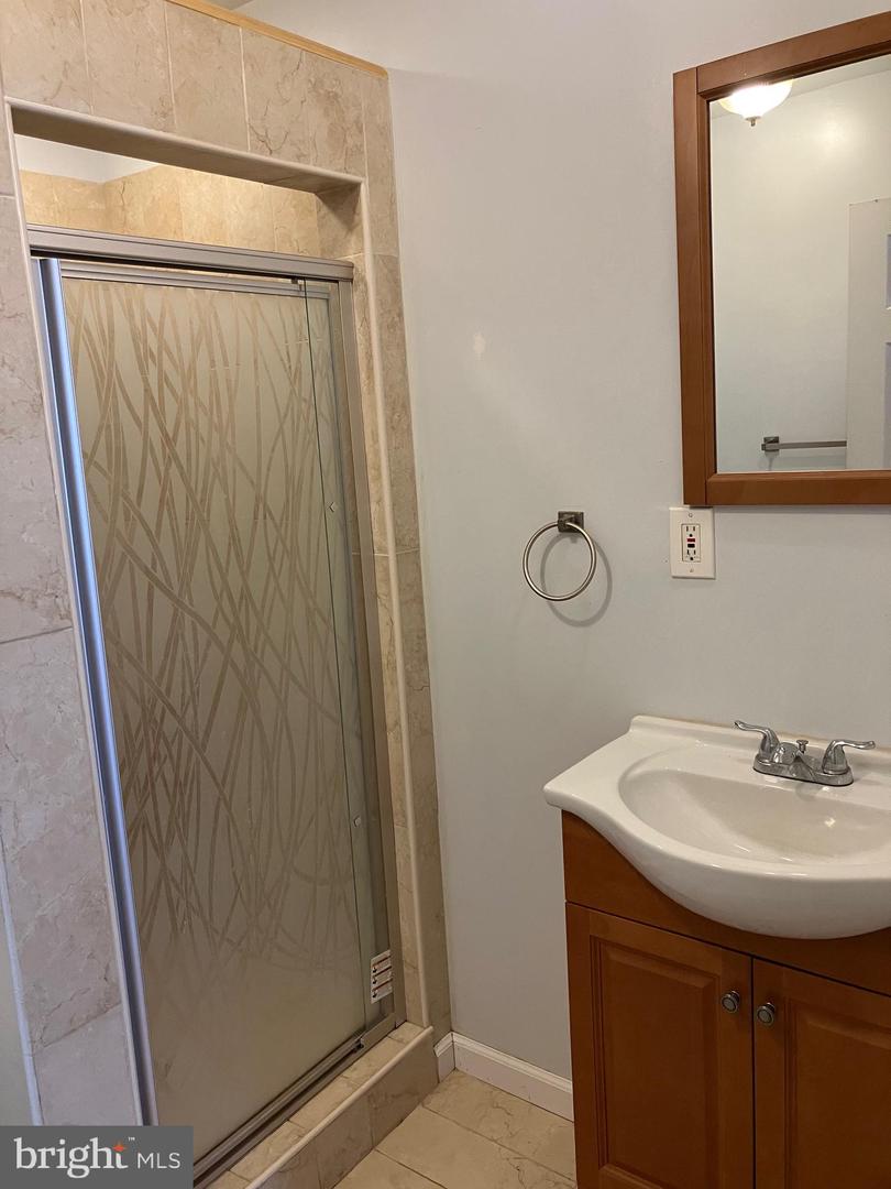 1920 Fontain St Property Photo 11