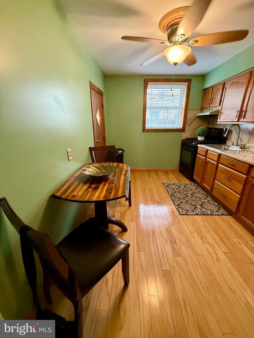358 Tree St Property Photo 6