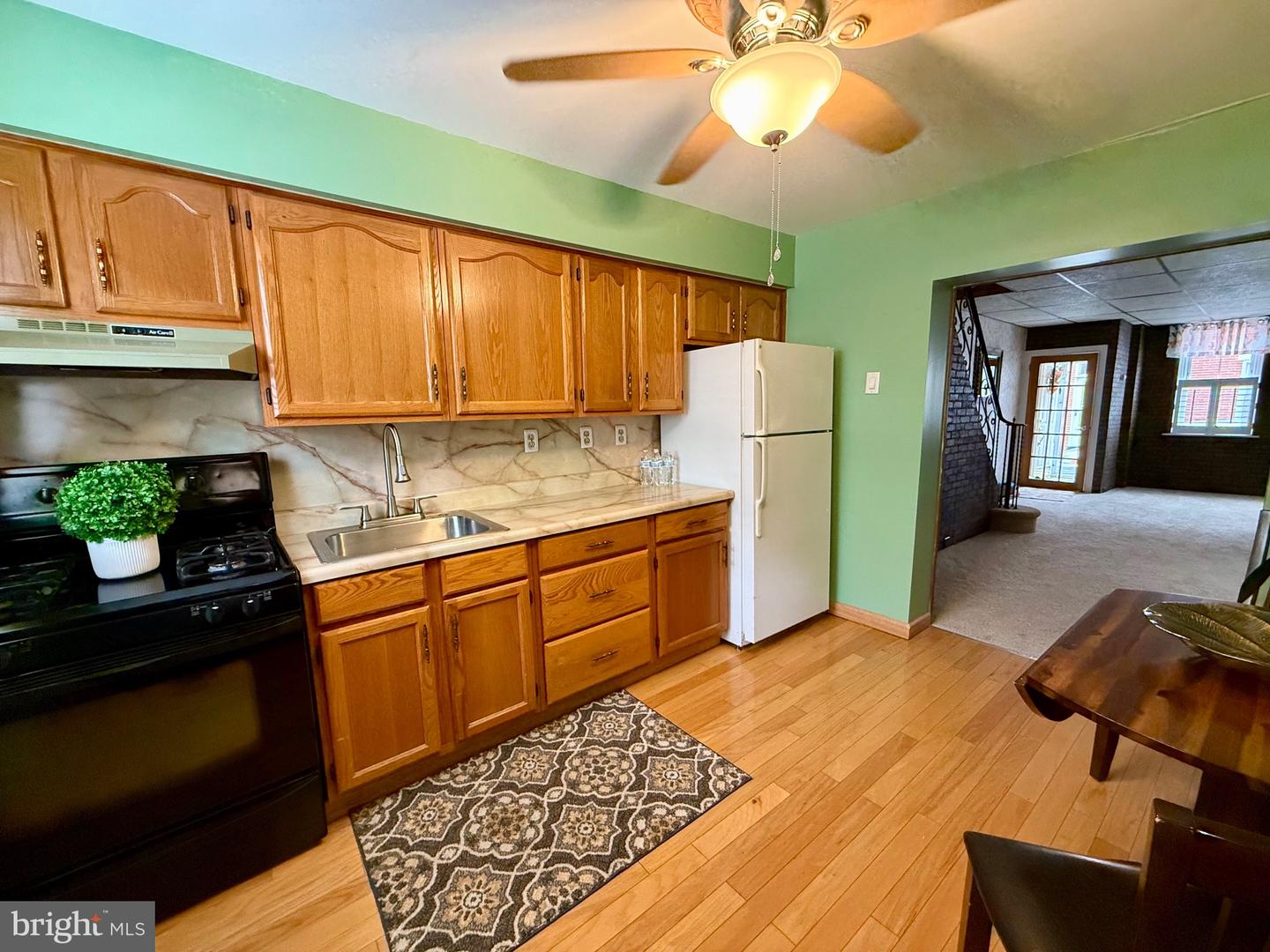 358 Tree St Property Photo 8