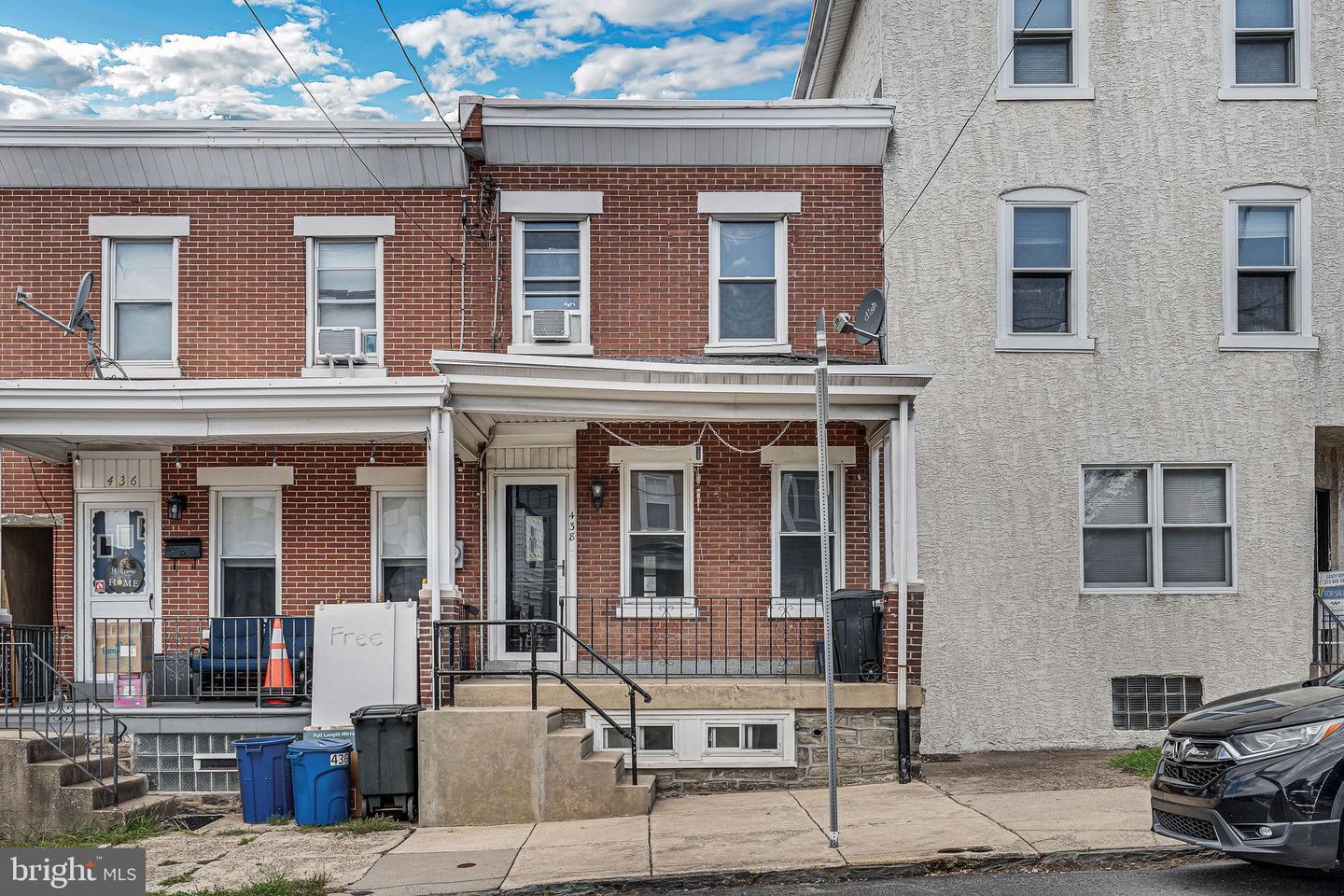 438 Leverington Ave Property Photo