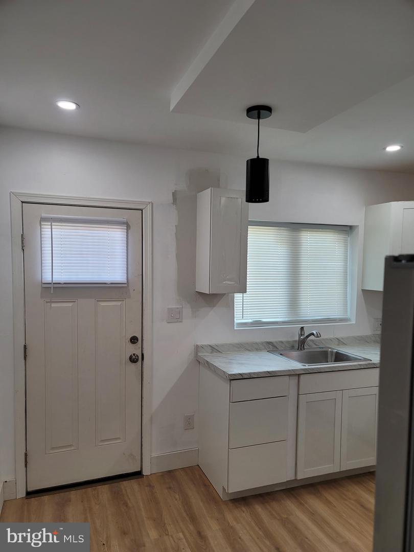 2125 Ruffner St Property Photo 4