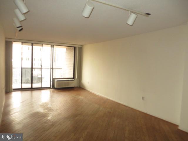 241 S 6th St #1703d Property Photo 3