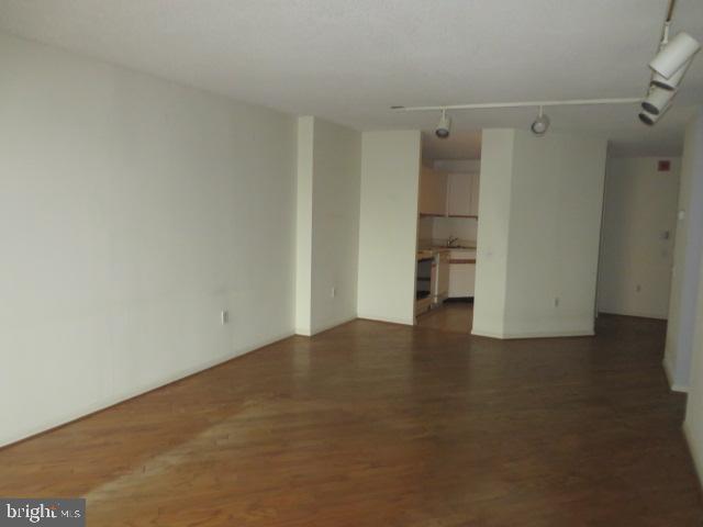241 S 6th St #1703d Property Photo 4