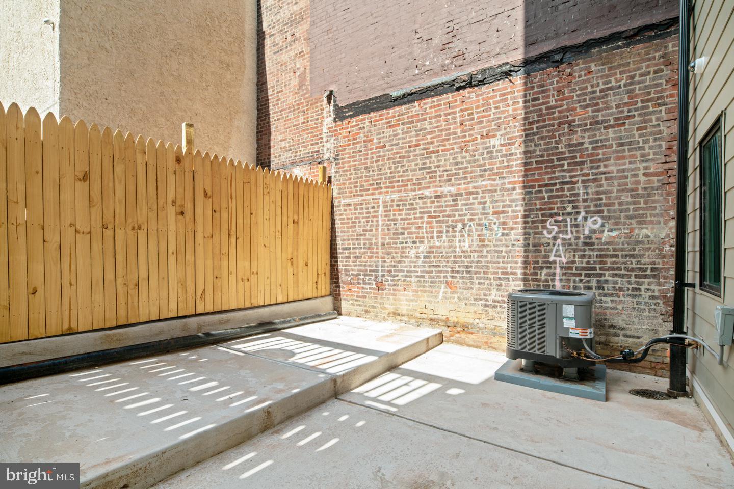 1246 N Front St Property Photo 10