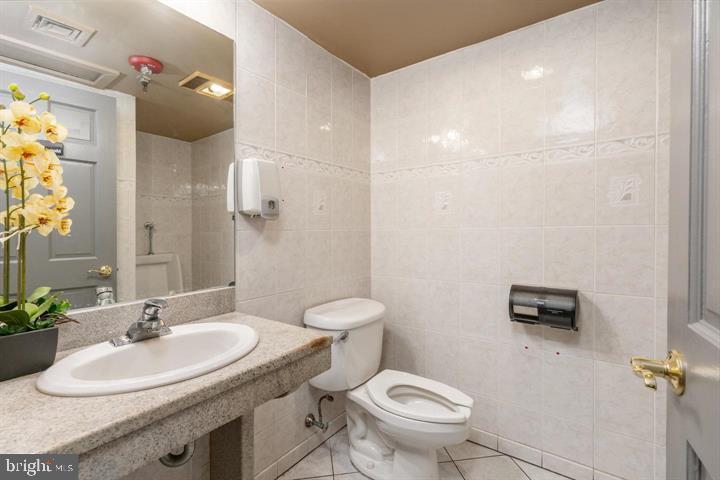 3-5 N Columbus Blvd Property Photo 36