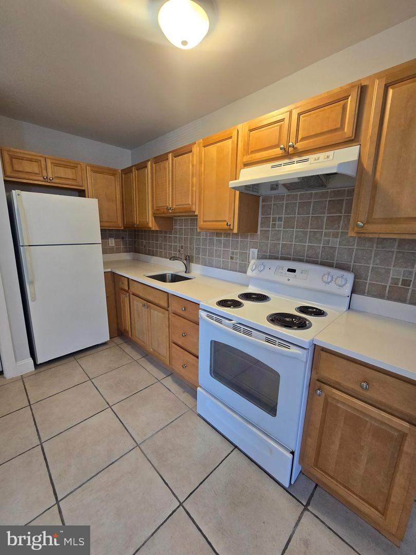241-43 W Queen Ln #1f Property Photo 3