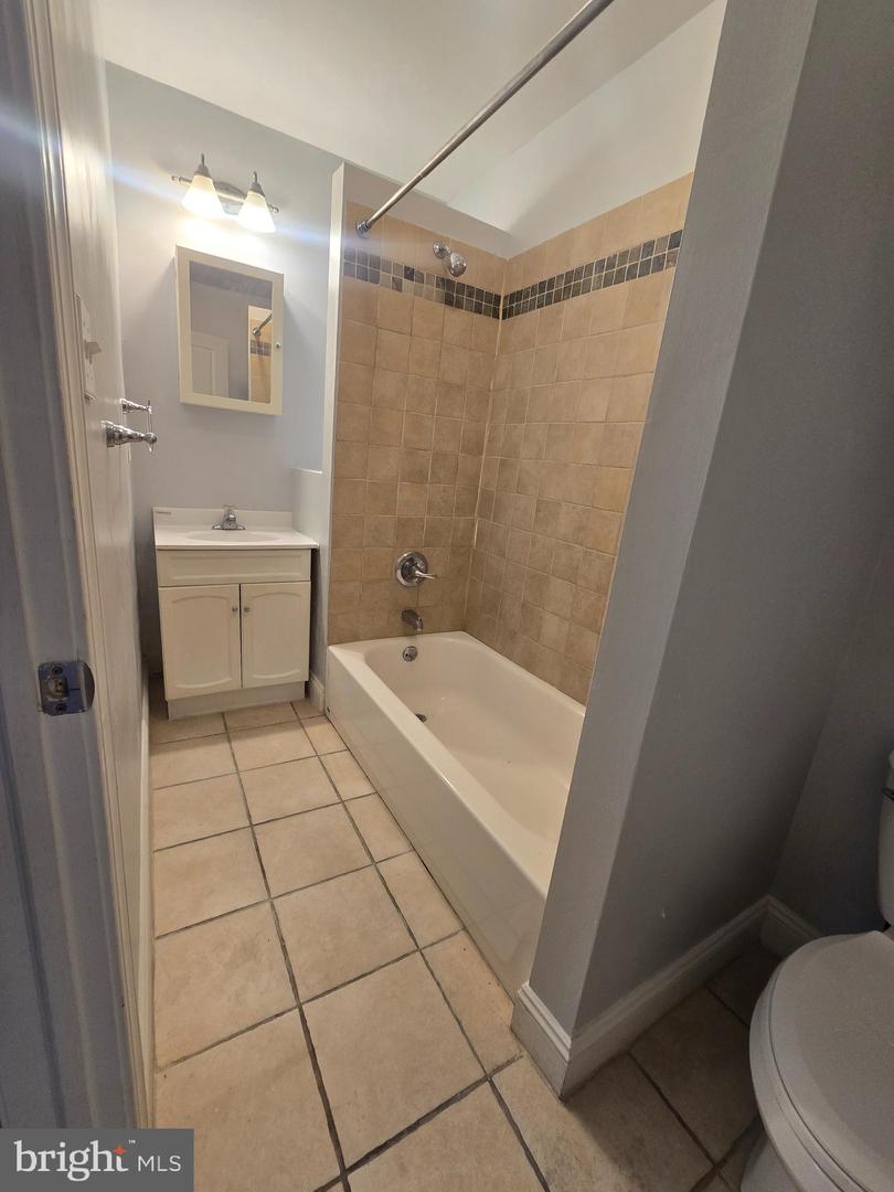 241-43 W Queen Ln #1f Property Photo 7