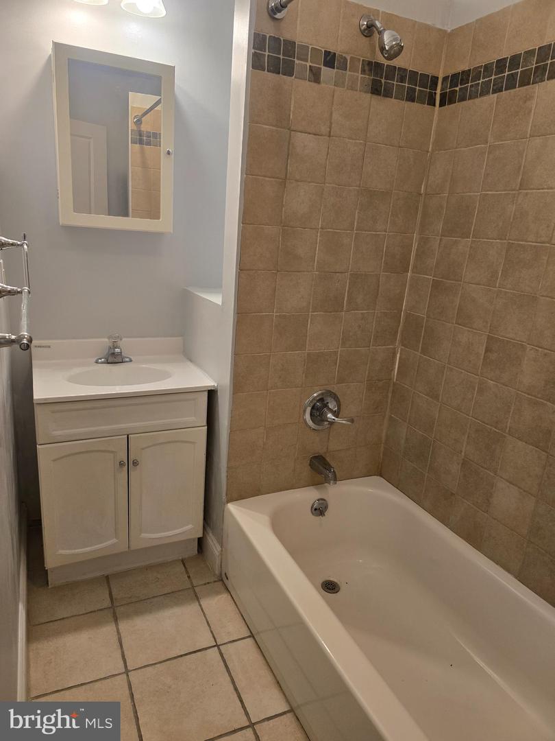 241-43 W Queen Ln #1f Property Photo 8