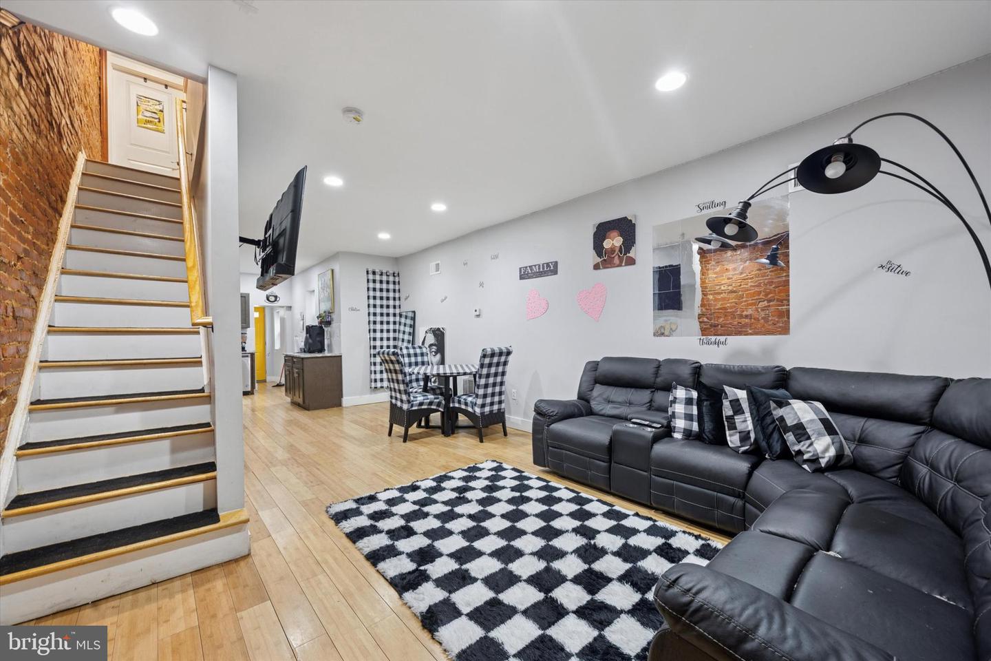 244 N Alden St Property Photo 4