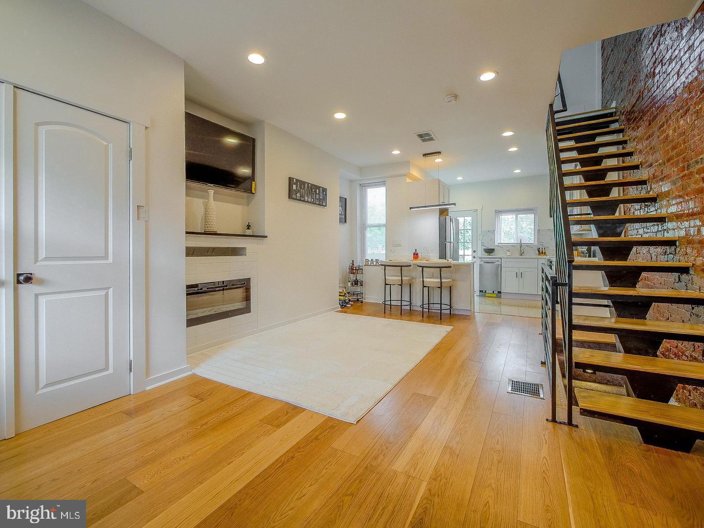 913 S Yewdall St Property Photo 1