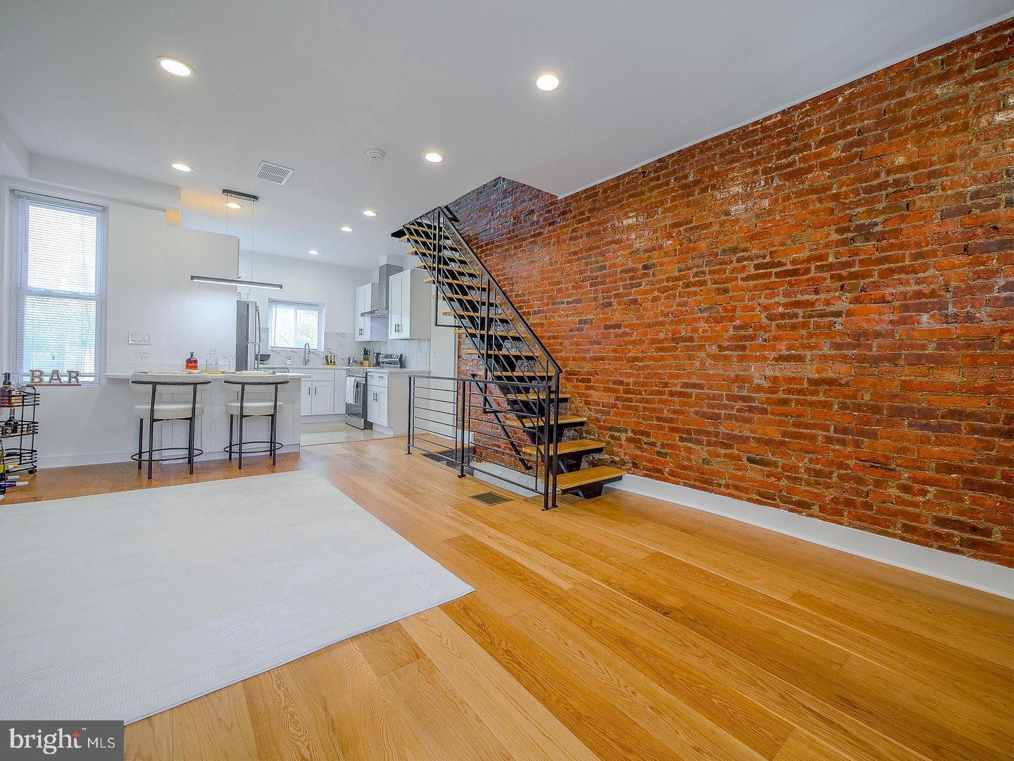 913 S Yewdall St Property Photo 3