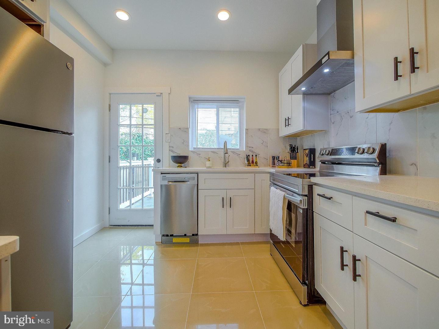 913 S Yewdall St Property Photo 6