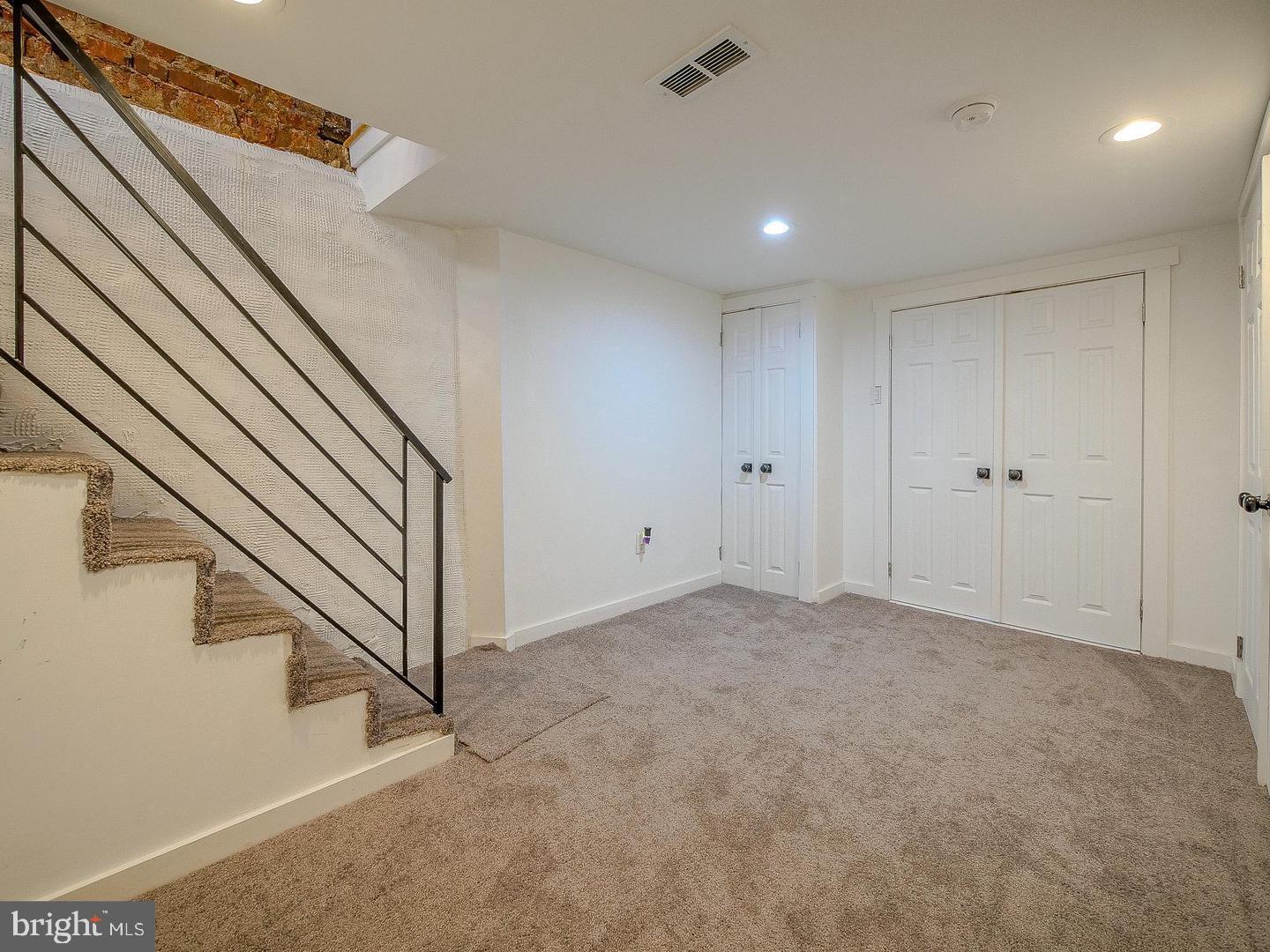 913 S Yewdall St Property Photo 15