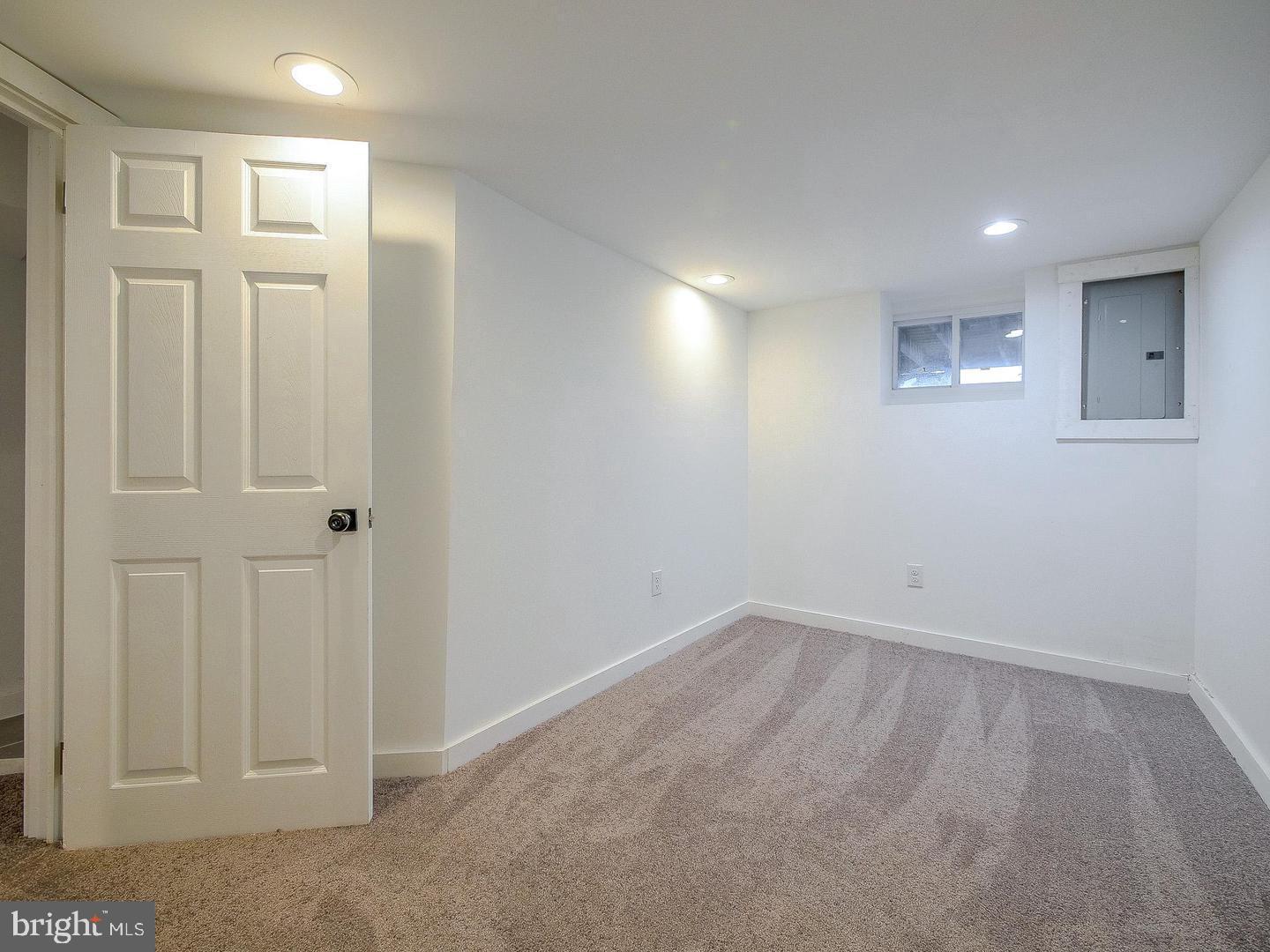913 S Yewdall St Property Photo 16