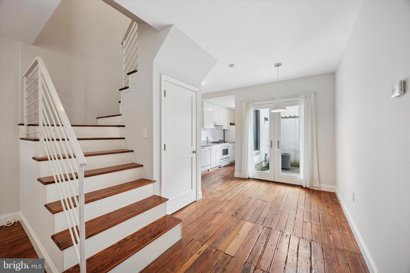 1112 Webster St Property Photo 3