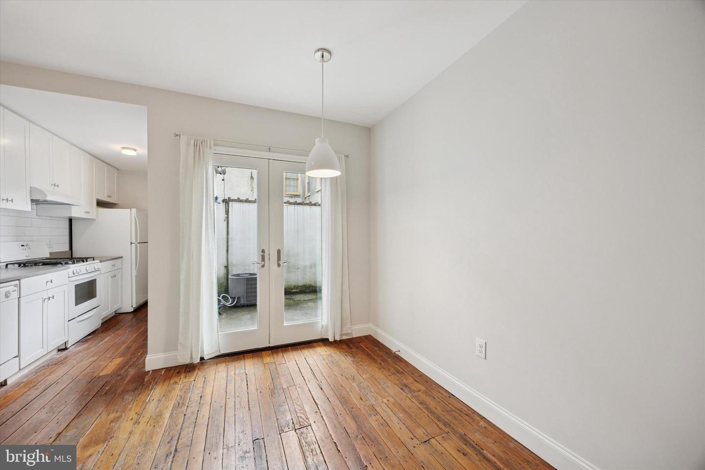 1112 Webster St Property Photo 4