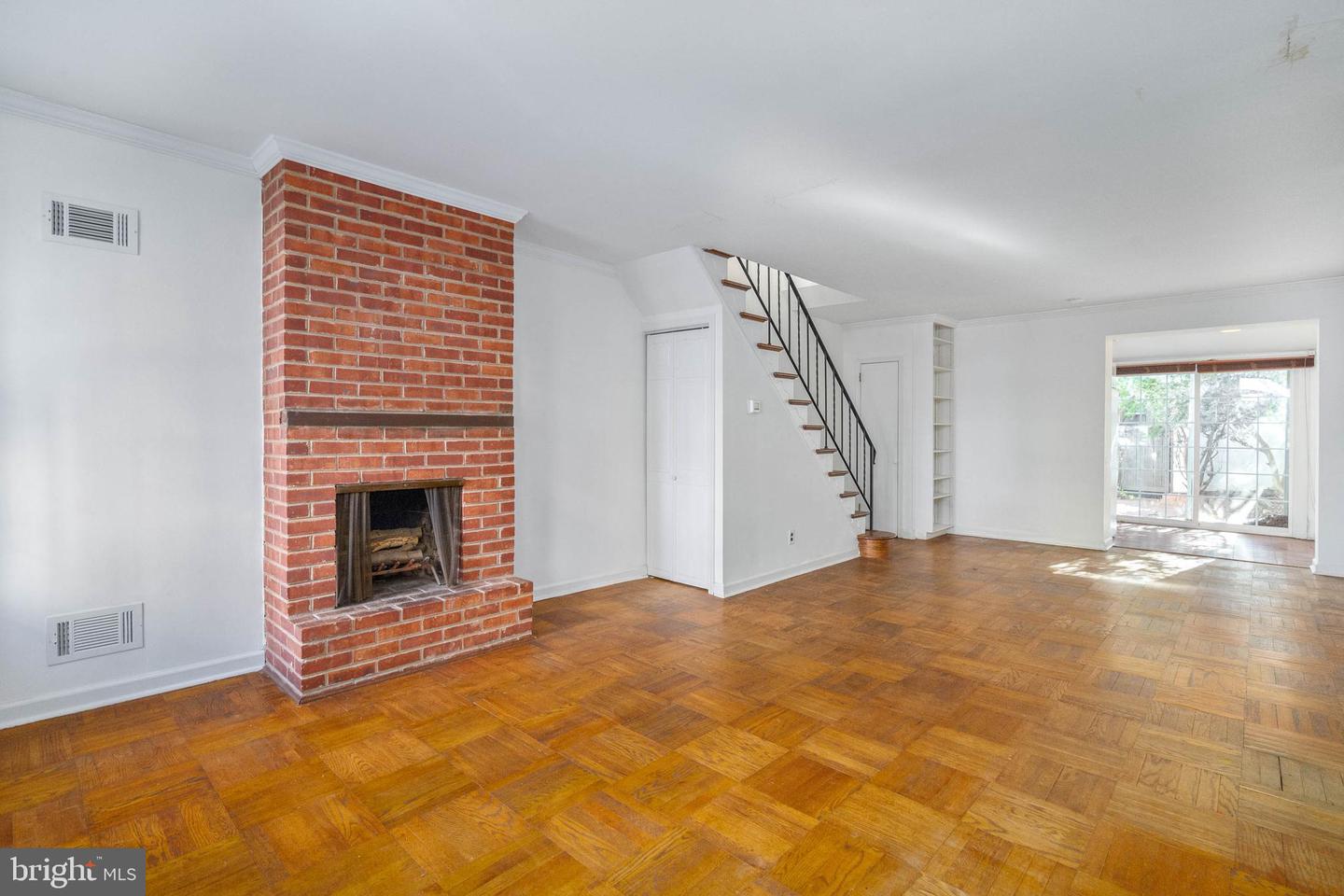 2304 Waverly St Property Photo 1