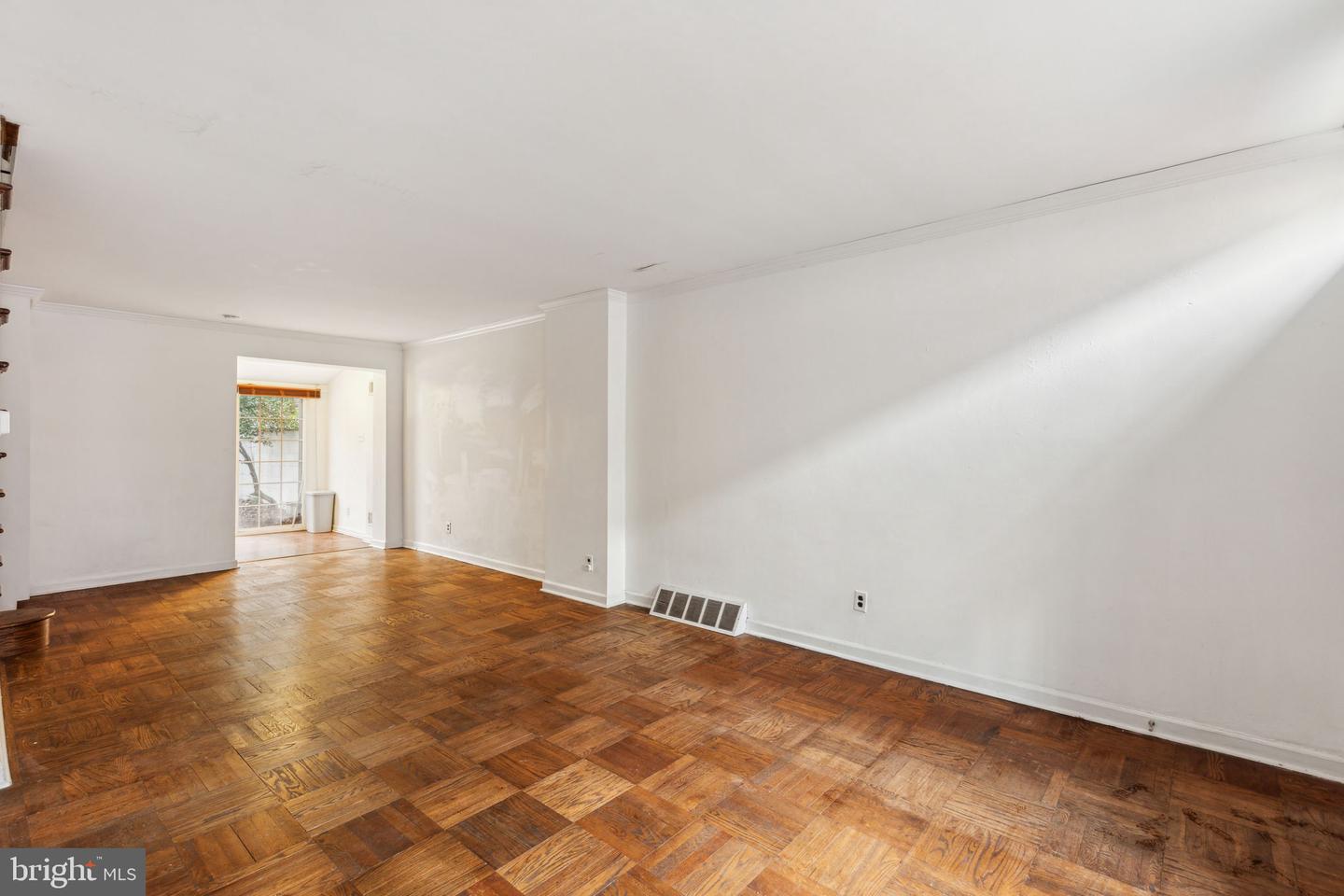 2304 Waverly St Property Photo 3