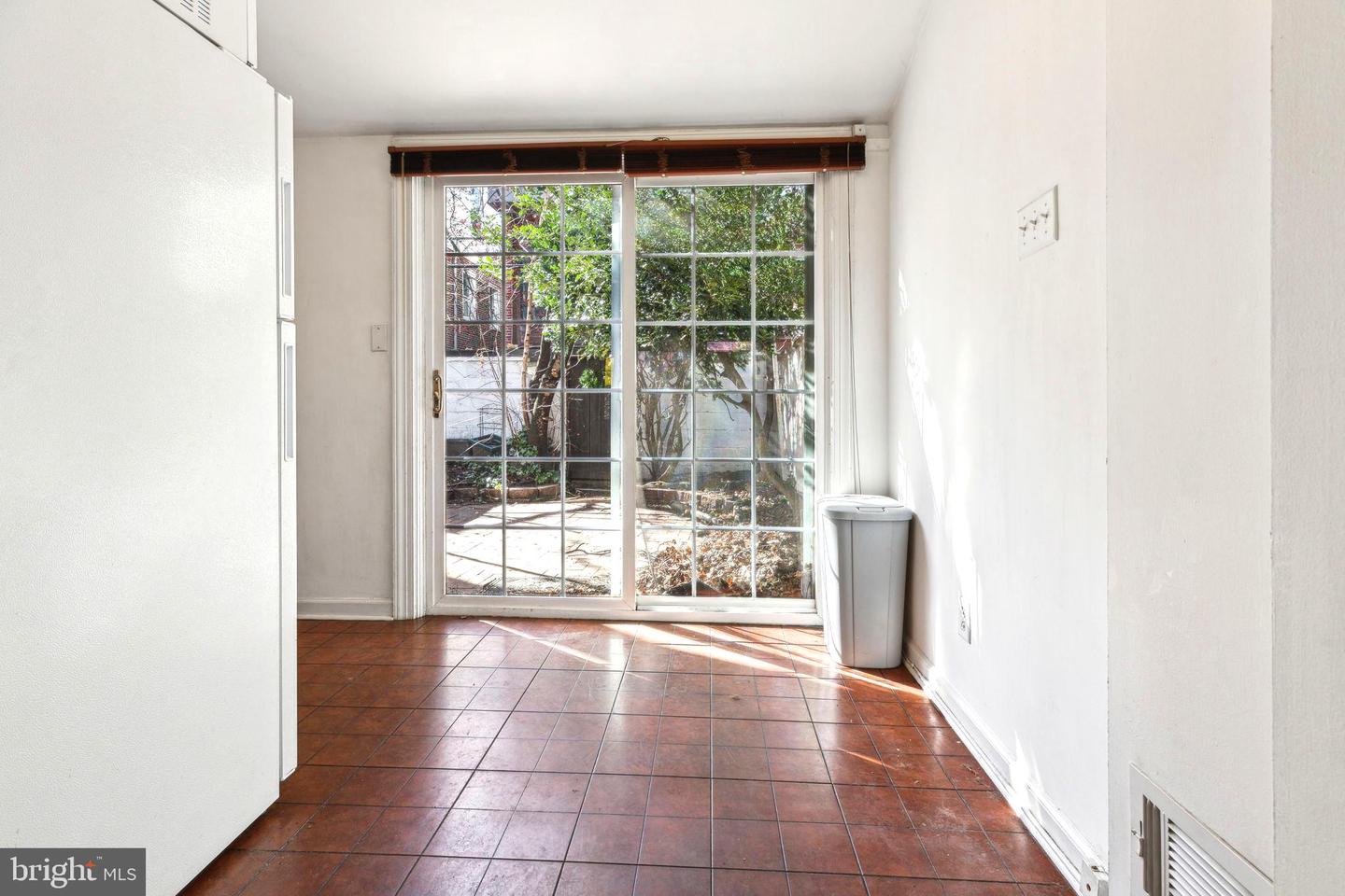 2304 Waverly St Property Photo 5